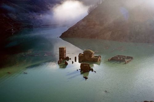 Σπάνιο αξιοθέατο: Ένα βυθισμένο μεσαιωνικό χωριό-φάντασμα αναδύεται από λίμνη της Ιταλίας