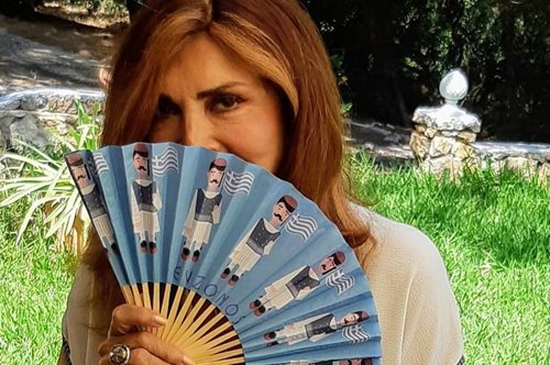 Η Μιμή Ντενίση δείχνει τον ολάνθιστο κήπο της στον Θεολόγο