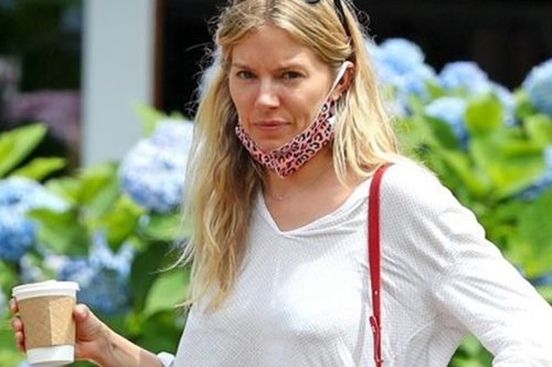 Η Σιένα Μίλερ στους δρόμους της Νέας Υόρκης με το πιο στιλάτο παντελόνι ολόκληρου του καλοκαιριού