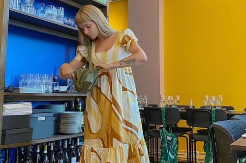 Το μυστικό για να δείχνουμε ψηλότερες με το ντύσιμό μας. Τι συμβουλεύει μια σχεδιάστρια ρούχων