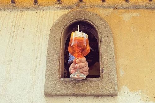 Η Ιταλία ανοίγει ξανά τα «Παράθυρα του κρασιού», 400 χρόνια μετά την πανδημία της βουβωνικής πανώλης