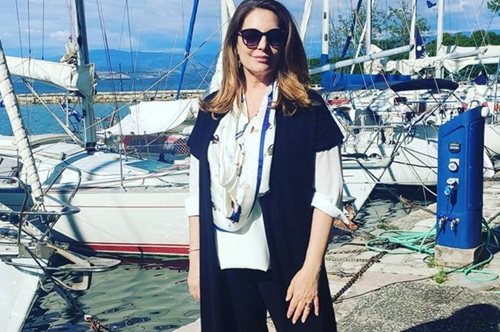 Στην ιδιαίτερη πατρίδα της: Η Άντζελα Γκερέκου βρίσκεται ολόκληρη μέσα στη θάλασσα της Κέρκυρας 