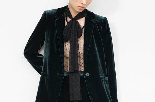 10 εντυπωσιακά φορέματα και ένα βελούδινο κοστούμι για το απόλυτα εορταστικό outfit 