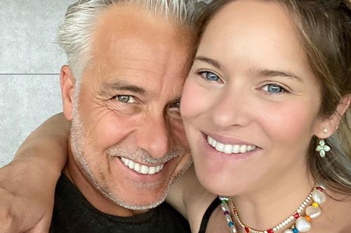 «Στις πρώτες μας διακοπές και οι τρεις μαζί»: Η Ανίτα Μπραντ σε ονειρεμένη φωτογραφία με το μωρό