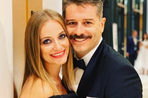 Ο Αλέξανδρος Μπουρδούμης φωτογραφίζει την αγαπημένη του Λένα Δροσάκη με μαγιό στην παραλία