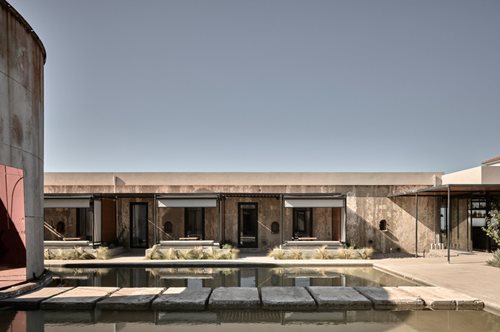 Dexamenes: Στο πολυτελές ξενοδοχείο στην Κουρούτα θα κοιμηθείτε σε σουίτες-παλιές δεξαμενές κρασιού 