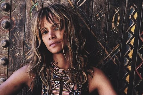 Σα να μην πέρασε μια μέρα: Χάλι Μπέρι με πορτοκαλί μπικίνι όπως 18 χρόνια πριν σαν κορίτσι του Μποντ