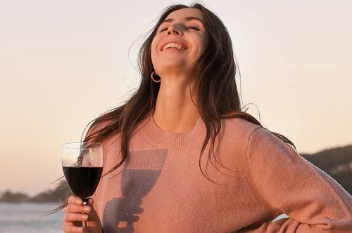 Πιο σοφιστικέ από το φούξια, λιγότερο «αθώο» από το καθαρό ροζ: Πώς θα φορέσεις το dusty pink