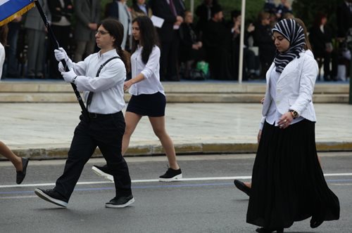 Η παραστάτρια της ελληνικής σημαίας με τη μαντίλα και το ταχύ βήμα