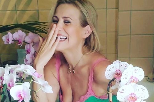 Η Κωνσταντίνα Μιχαήλ μαγειρεύει μόνο με το μαγιό της στη σικάτη κουζίνα του σπιτιού της