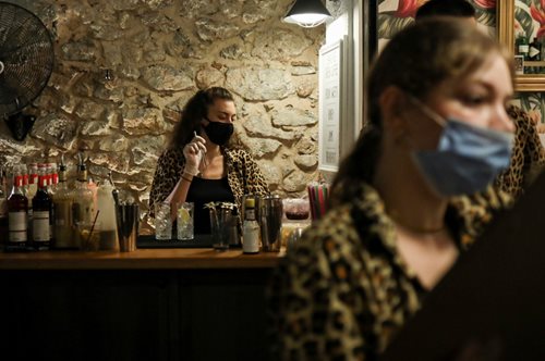 Τέλος τα εστιατόρια-μπαρ μετά τις 12 και στην Αττική: Ανακοινώθηκαν τα νέα μέτρα για τον κορονοϊό