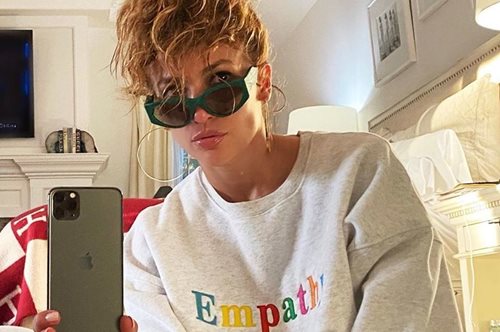 Η πιο κουλ μάσκα προστασίας που έχουμε δει: Tην φόρεσε η Τζένιφερ Λόπεζ, την θέλουμε κι εμείς 