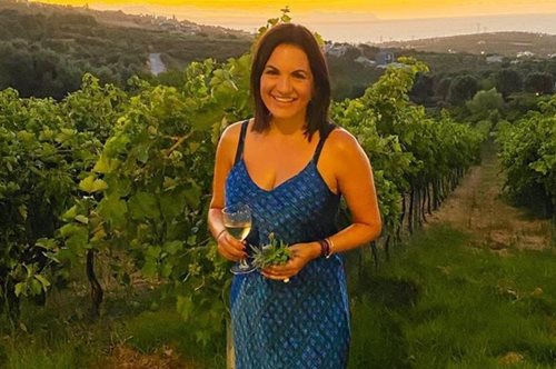 Με κομψό, ροζ καφτάνι: Η ειδυλλιακή φωτογραφία της Όλγας Κεφαλογιάννη με φόντο τη θάλασσα της Κρήτης