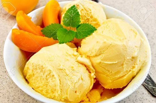 Τώρα που είναι η εποχή τους: Έτσι θα φτιάξεις ελαφρύ παγωτό από φρέσκα βερίκοκα