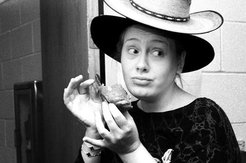 «Θα ταρακουνήσει τον εγκέφαλό σας»: Το βιβλίο που άλλαξε για πάντα τη ζωή της Adele