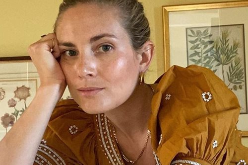 Οι δύο γρήγοροι τρόποι για να «σβήσεις» τις επίμονες σακούλες κάτω από τα μάτια