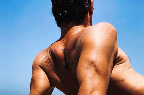 Σε μαγική, βραχώδη παραλία: Ο Αποστόλης Τότσικας ποζάρει εντελώς γυμνός στον φακό της Ρούλας Ρέβη