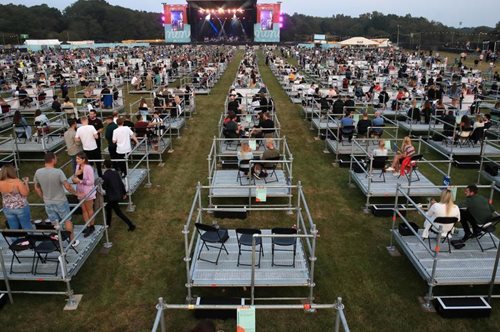 Έτσι θα είναι οι συναυλίες του μέλλοντος: Στο πρώτο λάιβ με πλήρη, κοινωνική απόσταση στη Βρετανία