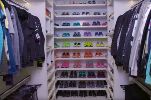 Η εμμονή κάθε fashion girl: Η Khloe Kardashian έχει ξεχωριστή ντουλάπα μόνο για τα αθλητικά της