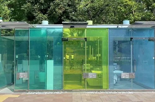 Moιάζει παντελώς παράλογο: Διαφανείς δημόσιες τουαλέτες τοποθετήθηκαν στο Τόκιο