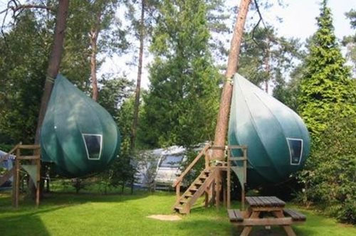 Kάνοντας camping σε μία σκηνή κρεμασμένη από τα δέντρα: Όταν η κατασκήνωση γίνεται έργο τέχνης