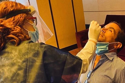 Ο Κωνσταντίνος Μαρκουλάκης και η Μαρία Καβογιάννη ξεκίνησαν πρόβες με μοριακό τεστ για τον κορονοϊό