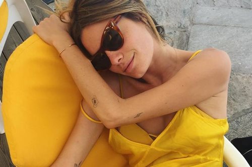 Ποια είναι η Καμίλ Ρόου, το εκθαμβωτικό σούπερ μόντελ που λατρεύει ο Τεό Νιάρχος;