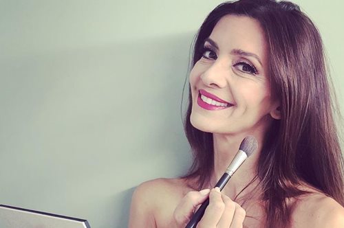 Η Κατερίνα Λέχου ποζάρει με σικάτο, στράπλες μπικίνι που αναδεικνύει το καλλίγραμμο σώμα της