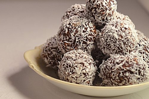 Το πιο ωραίο γλυκό της Σαρακοστής: Νηστίσιμες τρούφες καρύδας