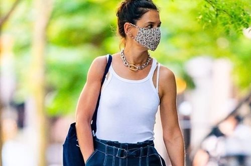 Η Κέιτι Χολμς εμφανίστηκε στη Νέα Υόρκη με την πιο σύγχρονη, «παλιά» φούστα που υπάρχει