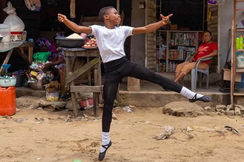 To 11χρονο αγόρι από τη Νιγηρία που χόρευε στη βροχή πήρε υποτροφία για το American Ballet Theatre  