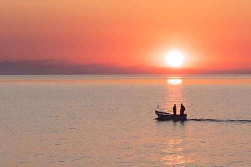 Ο «Πορτοκαλής Ήλιος» ξεμάκραινε από το λιμάνι του Πειραιά