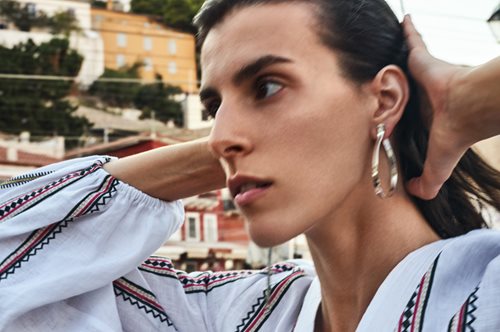 O Αύγουστος βρίσκει το brand Yannis Sergakis στο λιμάνι της Ύδρας