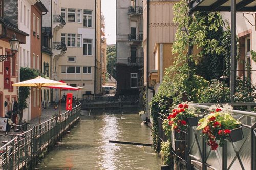 Mοιάζει με παραμύθι: Bόλτα στην πιο πράσινη πόλη ολόκληρης της Ευρώπης