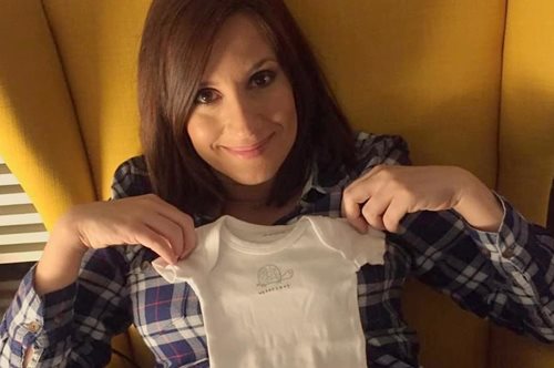 Μέσα στο ημίφως: H Nίκη Λυμπεράκη νανουρίζει τον νεογέννητο γιο της στο παιδικό του δωμάτιο