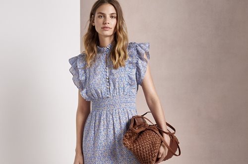 Τα φορέματα και οι ολόσωμες φόρμες που θα μας «περάσουν» από το καλοκαίρι στο φθινόπωρο 