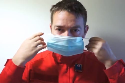 Ο Ελληνικός Ερυθρός Σταυρός εξηγεί ποια είναι η εξωτερική και ποια η εσωτερική πλευρά της μάσκας 