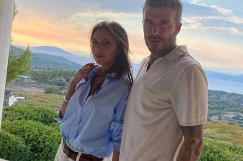 «Φιλιά από την Posh και την μικρή Posh»: H Bικτόρια Μπέκαμ ποζάρει αγκαλιά με την κόρη της, Χάρπερ