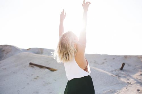 5 τρόποι να αυξήσετε αυτόματα τη σεροτονίνη, την ορμόνη που σχετίζεται με την ευτυχία