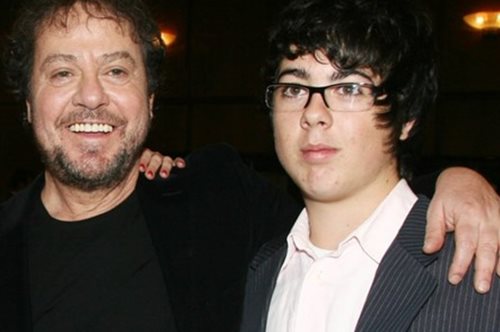 Ο γιος του Γιάννη Πάριου, Μιχαήλ Άγγελος, ανέβασε σπάνιο βίντεο από το υπέροχο σπίτι τους στην Πάρο