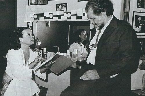 Ακουμπώντας όλο φινέτσα στη βεράντα: Η σπάνια φωτογραφία της Τζένης Καρέζη στο διαμέρισμά της