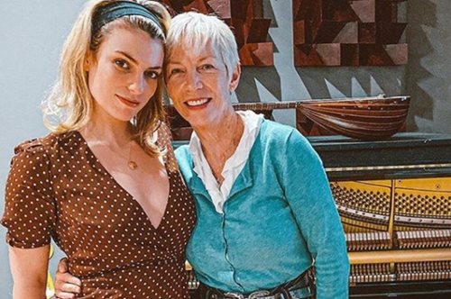 «Πηγαίναμε περιοδεία και παρακολουθούσα τη μητέρα μου να κάνει πρόβες...»