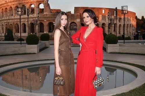 Και πανέμορφη και ταλαντούχα: H 17χρονη κόρη του Μάικλ Ντάγκλας και της Κάθριν Ζέτα Τζόουνς