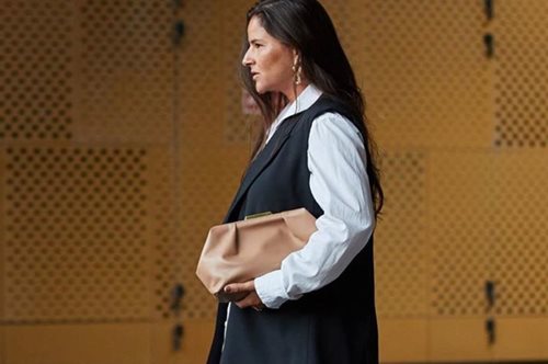 Η κάψουλα της κομψότητας: Tα 10 κομμάτια που έχει κάθε στιλάτη γυναίκα άνω των 50 στην ντουλάπα της