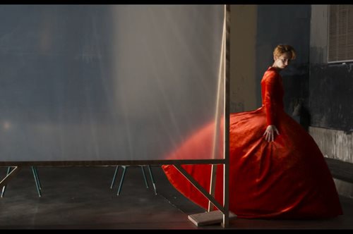 Το μυστηριώδες teaser της νέας ταινίας του Αλμοδόβαρ: H Τίλντα Σουίντον με υπέροχο φόρεμα Balenciaga