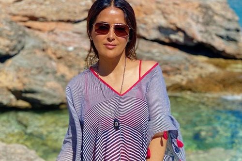 Χορεύει παραδοσιακούς χορούς και σπάει πιάτα: Το ξέφρενο γλέντι της Σάλμα Χάγιεκ στην Πάρο