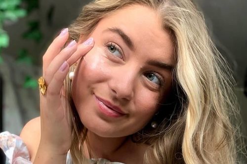 «Το υγιές, λαμπερό δέρμα σε μπουκαλάκι»: Όλες οι celebrities χρησιμοποιούν ξαφνικά αυτό το σέρουμ 