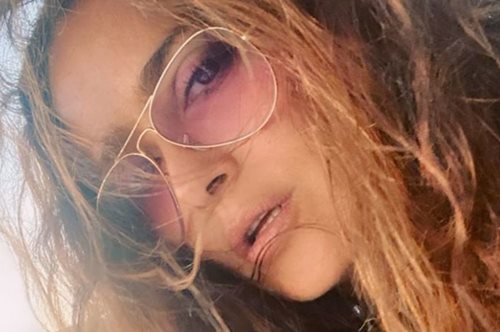 Η Σάλμα Χάγιεκ κλείνει τα 54 και ανεβάζει φωτογραφία με μαγιό. Ο χρόνος περνάει χωρίς να την αγγίζει