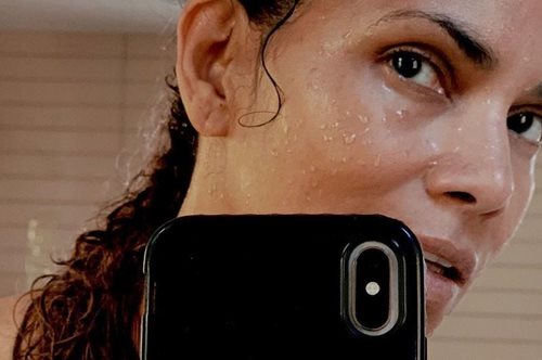 Αυτή είναι η συνταγή νεότητας της Χάλι Μπέρι: Τη φτιάχνει μόνη στο σπίτι με γιαούρτι και μπανάνα