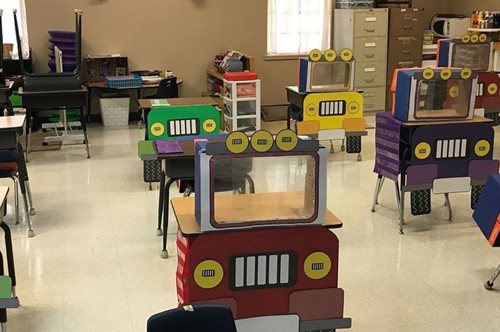 To social distancing έγινε παιχνιδάκι: Δύο δασκάλες μεταμόρφωσαν τα σχολικά θρανία σε αυτοκινητάκια